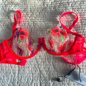 Shimmer zinnia embroidery underwire bra. Size 36c. Never worn. NWT